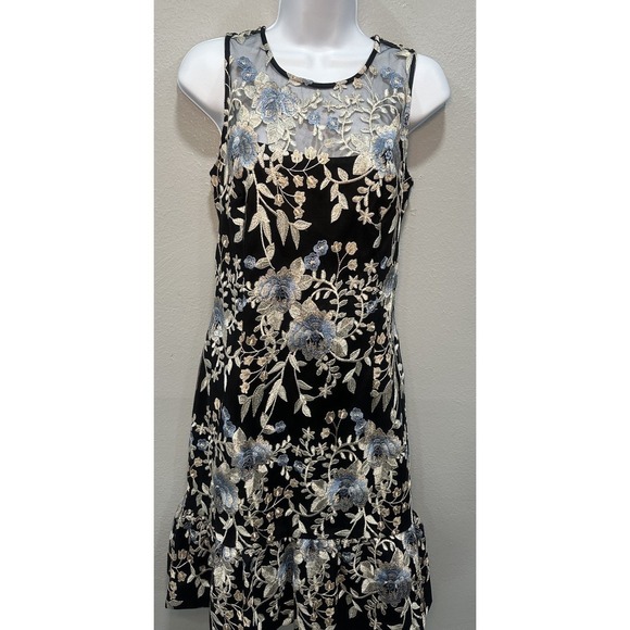 White House Black Market Dresses & Skirts - White House Black Market Dress Women's Size 8 Black Ivory Lace Lining Sleeveless